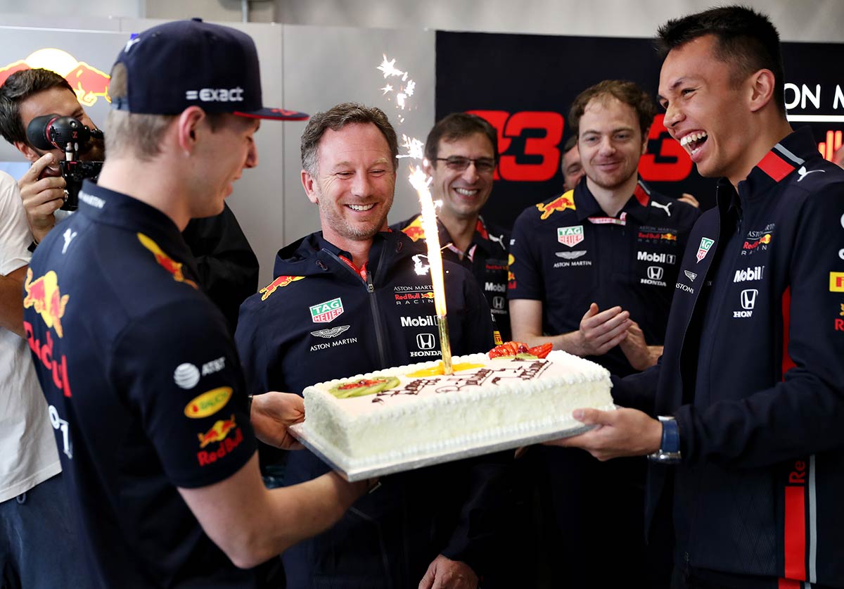 クリスチャン・ホーナーの誕生日をチームでお祝い