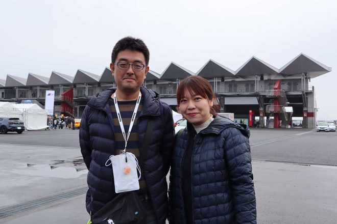 藤岡智さんと麻子さんご夫婦。「通常のサーキットサファリチケットはなかなか購入できないので、参加できてうれしいです」