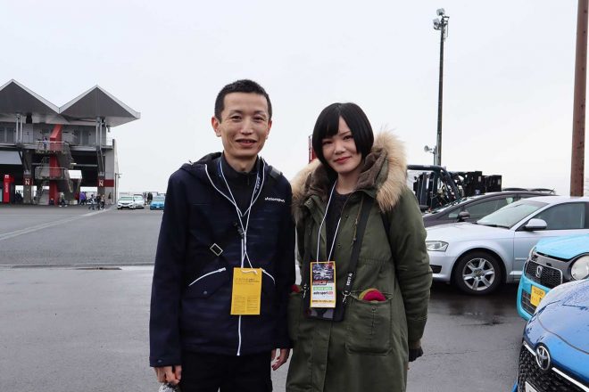 オートスポーツ特別ファンシート購入の特典『サーキットサファリ』に参加してくれたみなさん。桑藤貴裕さんと梅田美冬さん