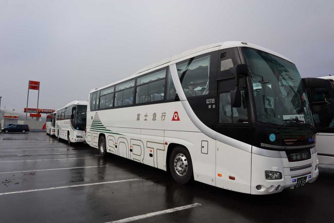 オートスポーツ特別ファンシートの特典『サーキットサファリ』は2台のバスで実施。牧野任祐選手と立川祐路選手がガイドを務めた