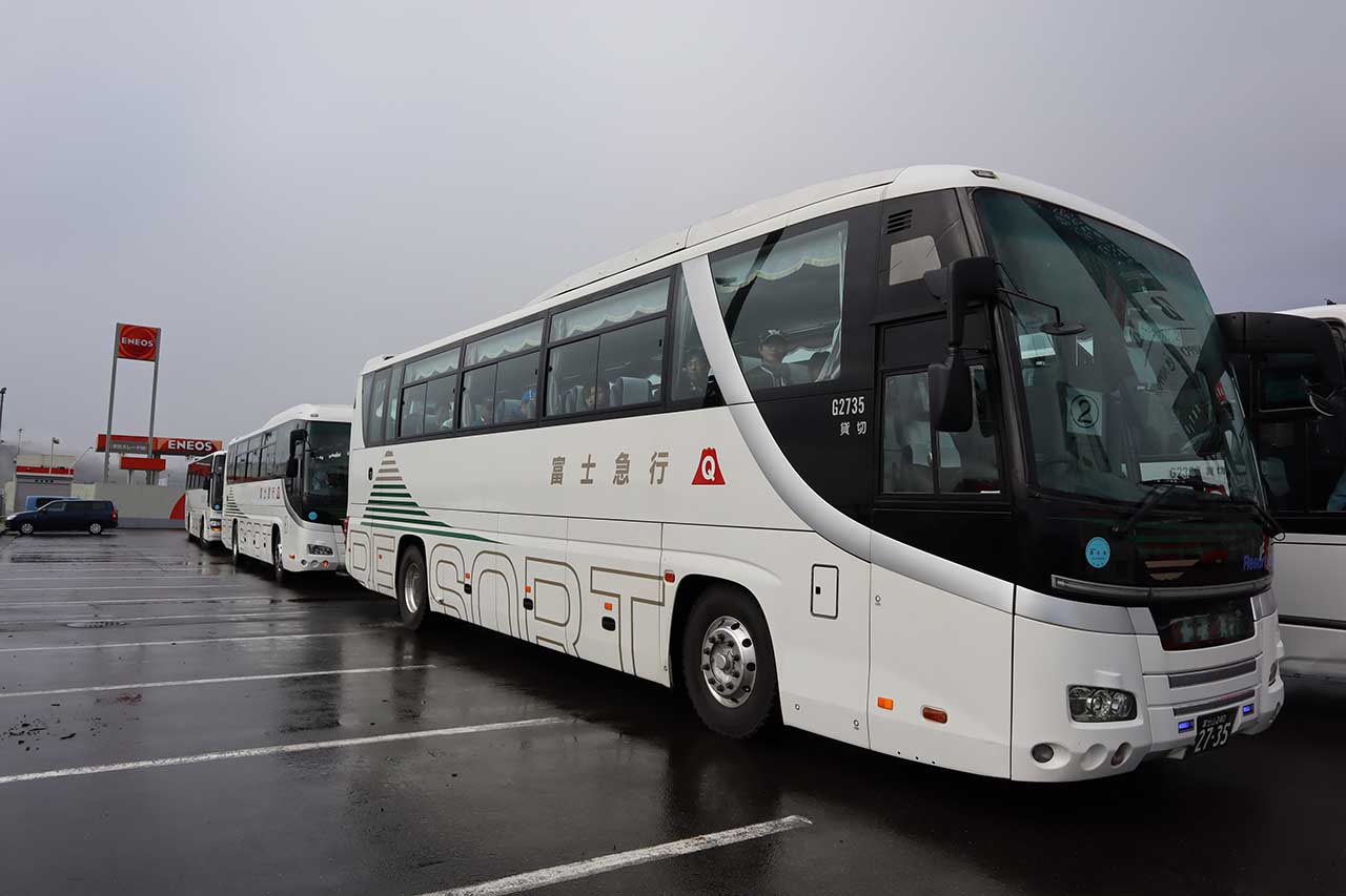 オートスポーツ特別ファンシートの特典『サーキットサファリ』は2台のバスで実施。牧野任祐選手と立川祐路選手がガイドを務めた