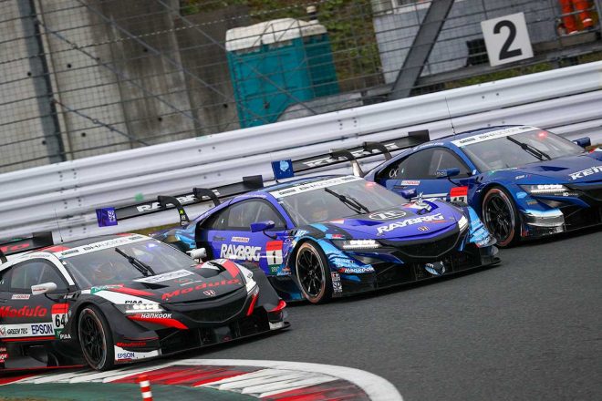 3台横並びで1コーナーへ飛び込むホンダNSX-GT勢