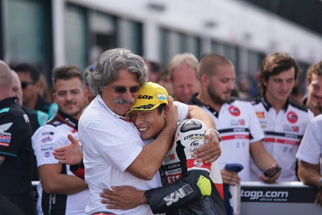 第13戦サンマリノGPでクラス初優勝を飾った鈴木。チームオーナーのパオロ・シモンチェリさんとハグを交わす