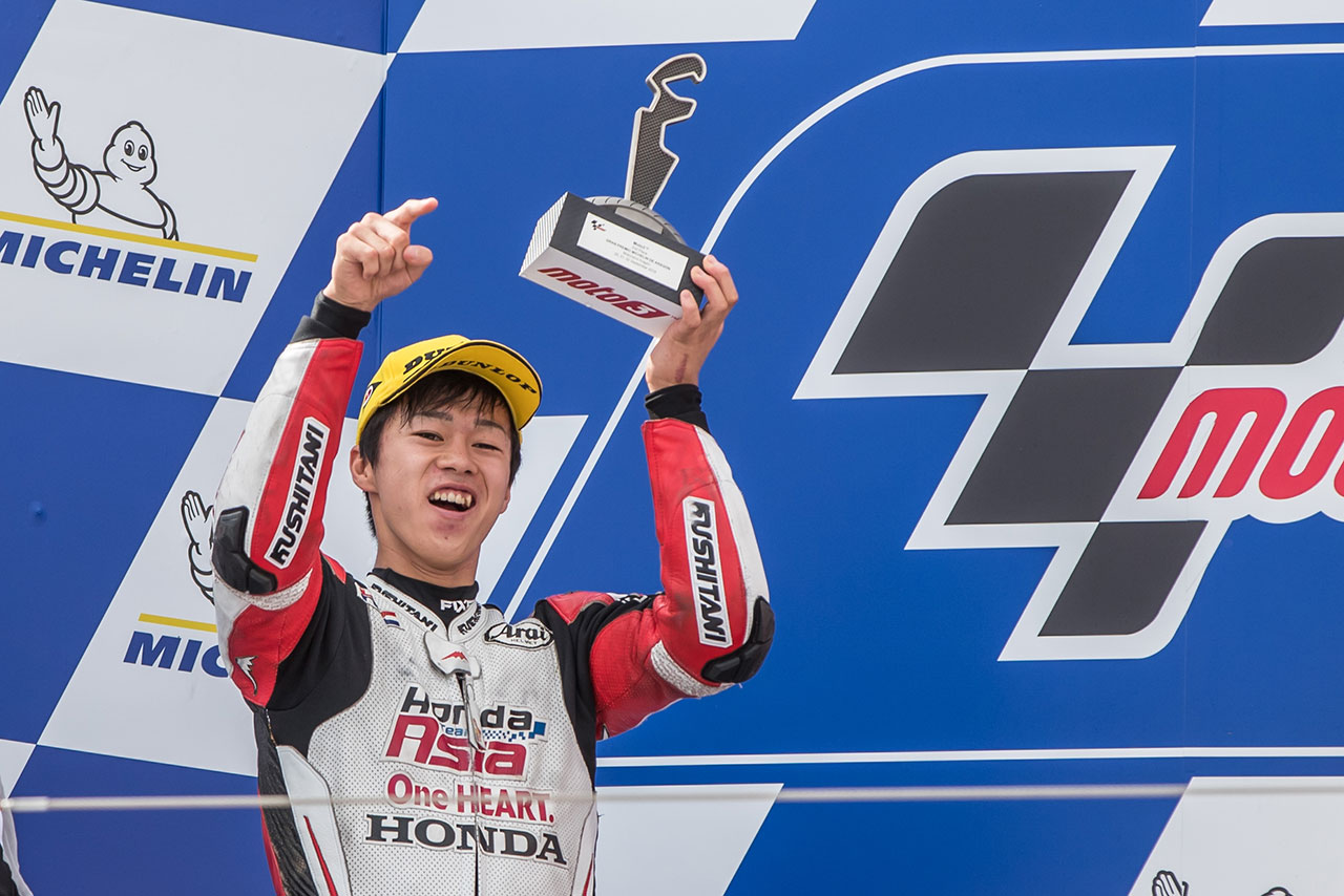 小椋はMoto3ルーキーイヤーにして、第14戦アラゴンGPで2位表彰台を獲得。また、シーズンを通して、上位を走る実力を見せた