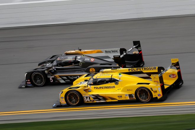 マスタング・サンプリング・レーシングの5号車キャデラックDPi-V.Rと、JDCミラー・モータースポーツの84号車キャデラックDPi-V.R