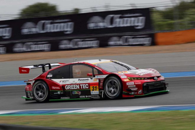 スーパーGT GT300クラスに参戦しているTOYOTA GR PRIUS PHV apr GT。今年、技術規則が改定さたことでエンジン搭載位置が変更できなくなったため、これまでMRだった駆動レイアウトをFRに変更することを余儀なくされた。aprはこのタイミングで、ベース車両を通常のプリウスから、より空力効率に優れたプリウスPHVにスイッチ。現状では31号車にのみハイブリッドシステムを搭載しているが、パッケージが熟成され次第、30号車もハイブリッド化される見込み