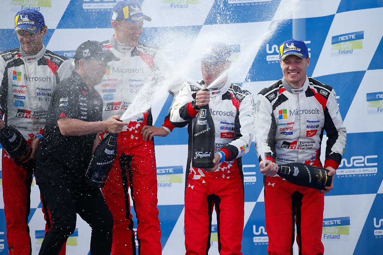 2018年ラリー・フィンランド表彰台。豊田章男チーム総代表は、まずヤリ-マティ・ラトバラへシャンパンを向けた