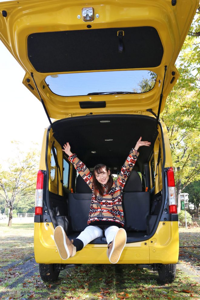 荷室の入り口は広く、荷物の出し入れも容易