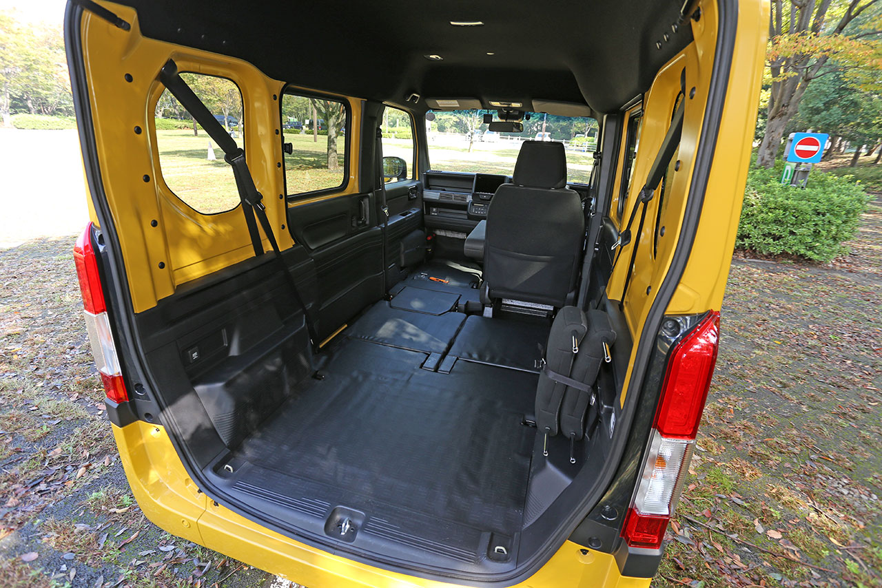 フルフラットにしたホンダN-VANの荷室
