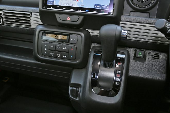 ホンダN-VANのスイッチ類とシフトノブ