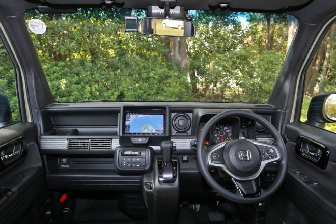 ホンダN-VANの車内（フロント）