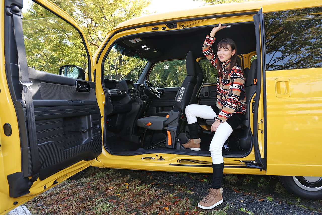 センターピラーレス構造で狭い場所でも乗り降りしやすい。