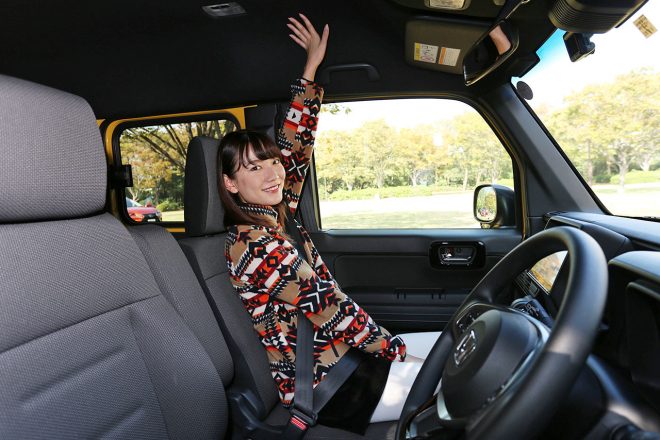 助手席も広く、窮屈さは感じない。