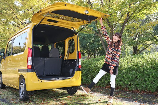 リヤハッチは大きく開くため大きな荷物の積み下ろしも難なくこなせる。