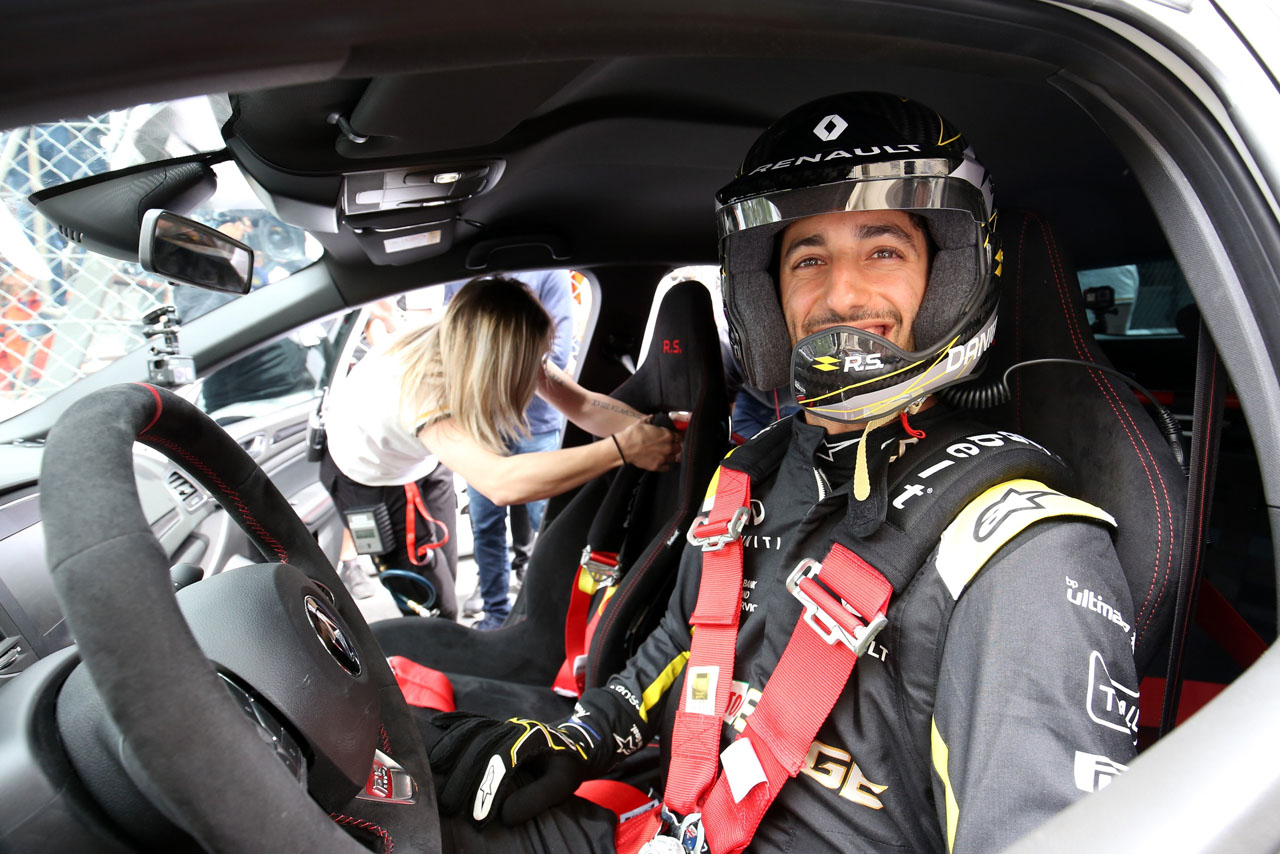 メガーヌR.S.トロフィーRに乗り込んだダニエル・リカルド