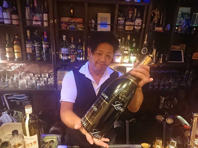 シャンペンボトルとマスター