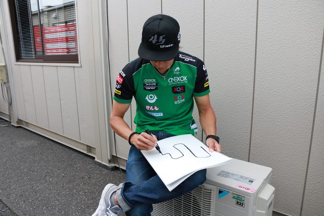 ツインリンクもてぎを描く長島哲太（ONEXOX TKKR SAG Team）