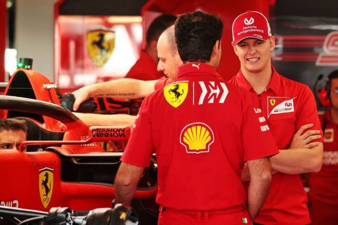 アブダビGP、フェラーリのガレージでメカニックと話すミック・シューマッハー