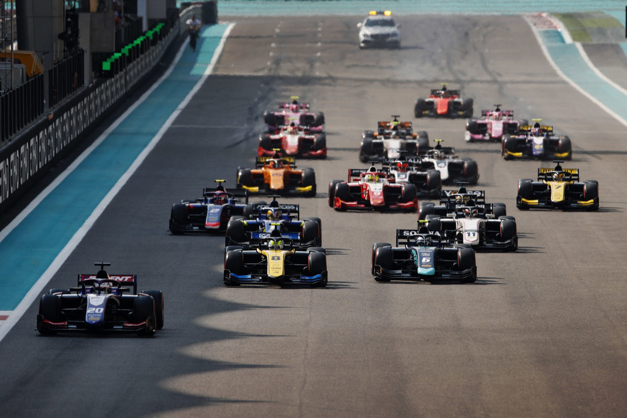 FIA-F2第12戦アブダビ レース2 スタートシーン