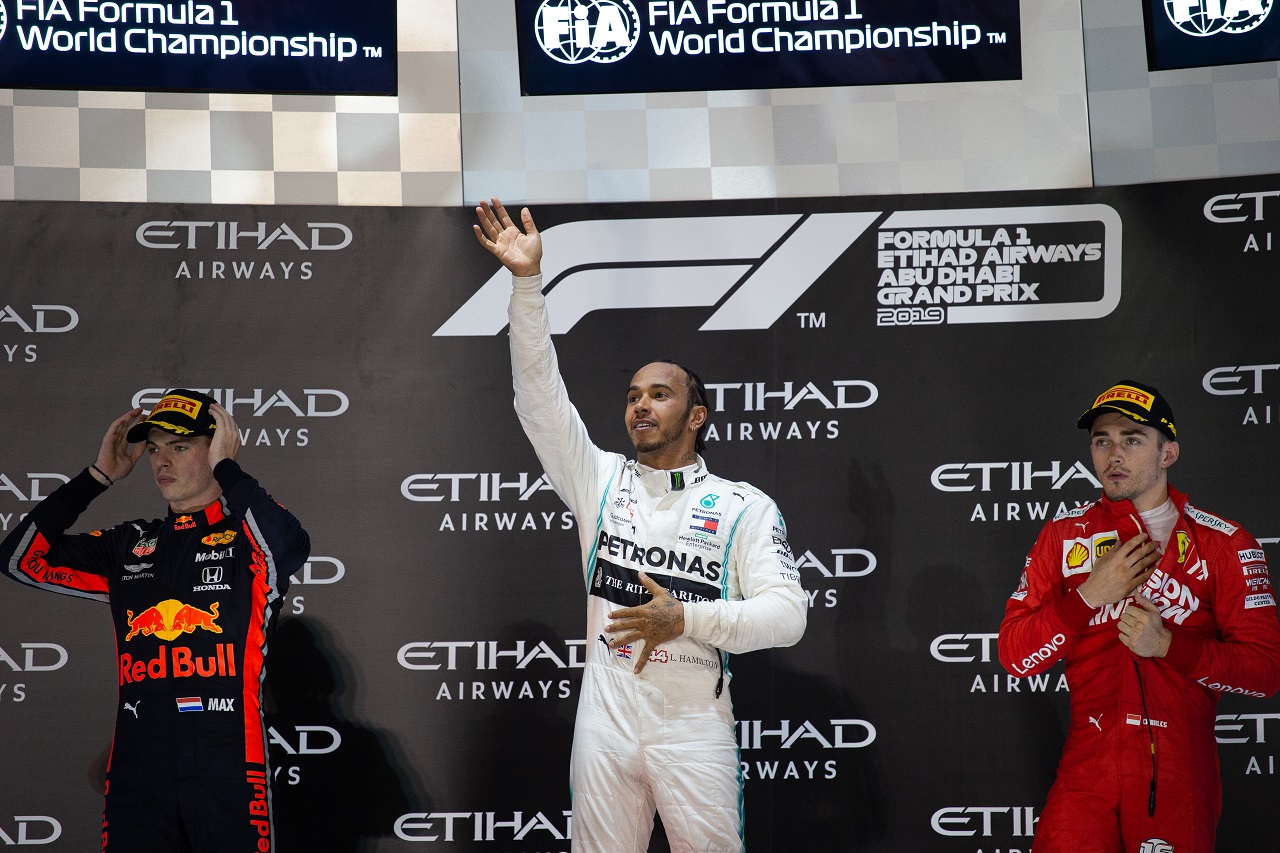 2019年F1第21戦アブダビGP表彰台のハミルトン、フェルスタッペン、ルクレール