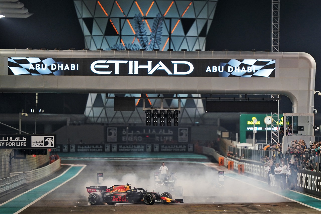 2019年F1第21戦アブダビGP　2位のマックス・フェルスタッペン（レッドブル・ホンダ）がレース後、ドーナツターンを披露