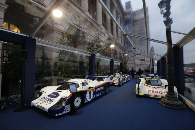 セレモニー会場に展示されたポルシェ956（手前）、プジョー905エボ1ビス（右奥）、アウディR18 eトロン・クワトロ（左奥）