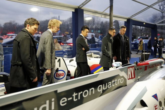 展示車両を見て回る（左から）ロイック・デュバル、ブレンドン・ハートレー、中嶋一貴、セバスチャン・ブエミ、アンドレ・ロッテラー