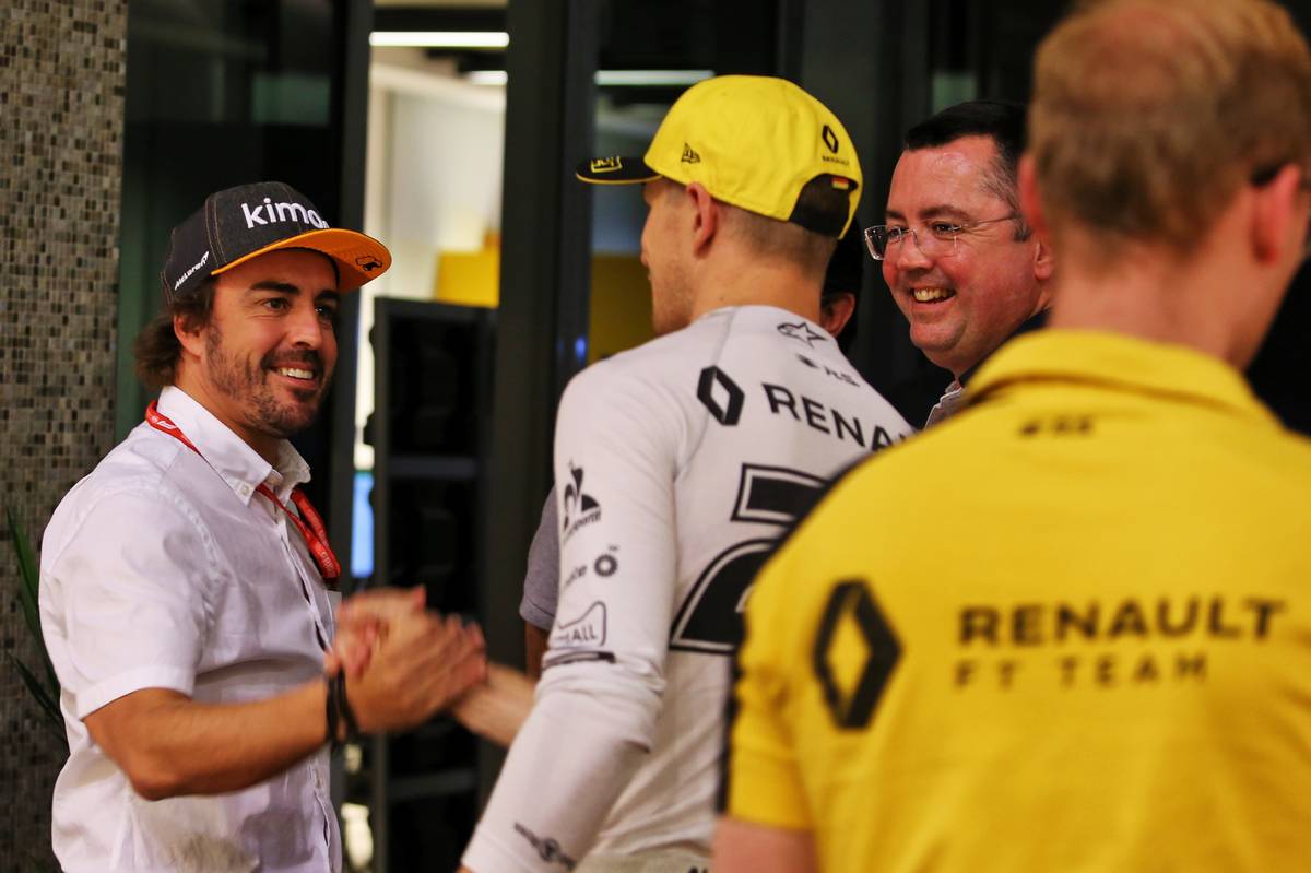 F1アブダビGP　ニコ・ヒュルケンベルグと挨拶をするフェルナンド・アロンソ　