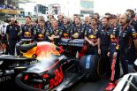 2019年F1最終戦アブダビGP　マックス・フェルスタッペンとクルーたちが記念撮影（レッドブル・ホンダ）