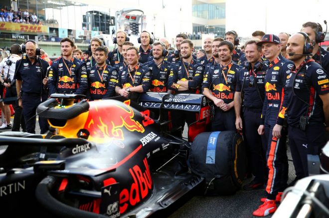 2019年F1最終戦アブダビGP　マックス・フェルスタッペンとクルーたちが記念撮影（レッドブル・ホンダ）