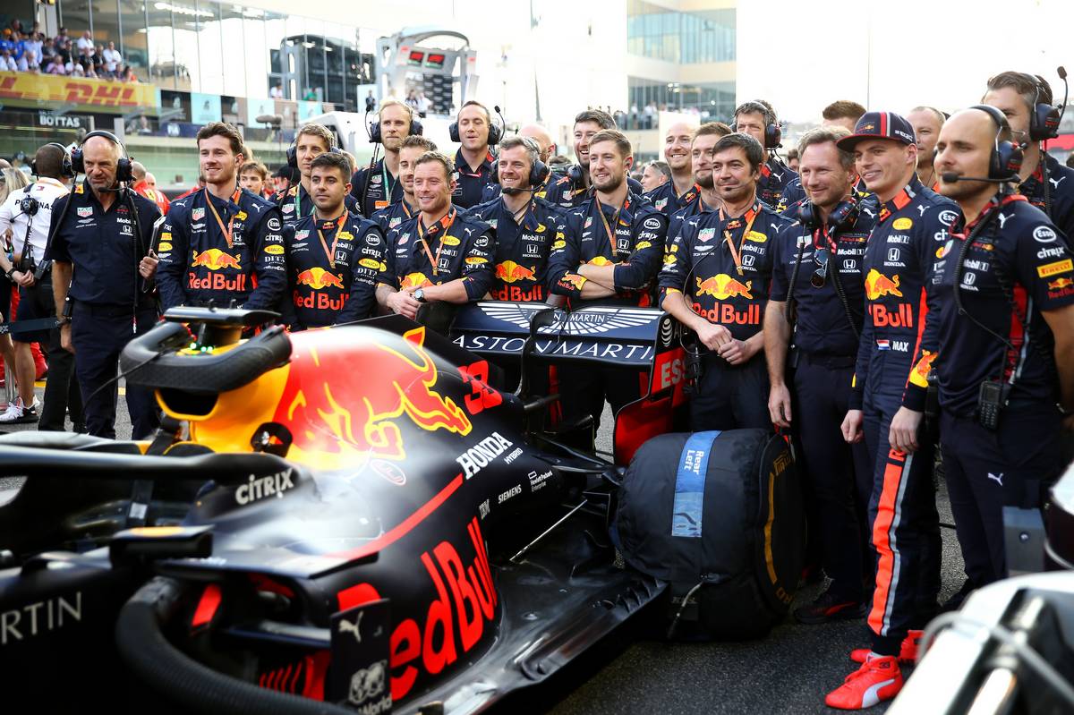 2019年F1最終戦アブダビGP　マックス・フェルスタッペンとクルーたちが記念撮影（レッドブル・ホンダ）