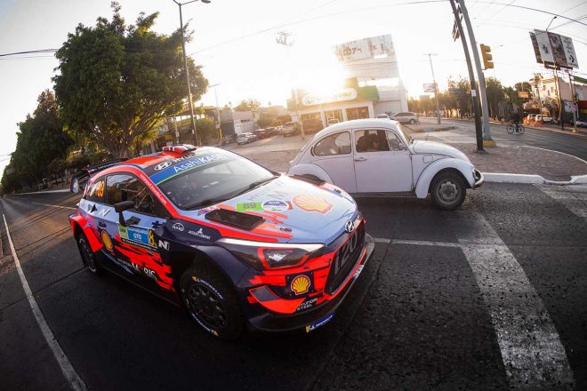 WRCではSS間の移動で市街地を通ることも珍しくない。2022年から、この区間は100％電気駆動となる