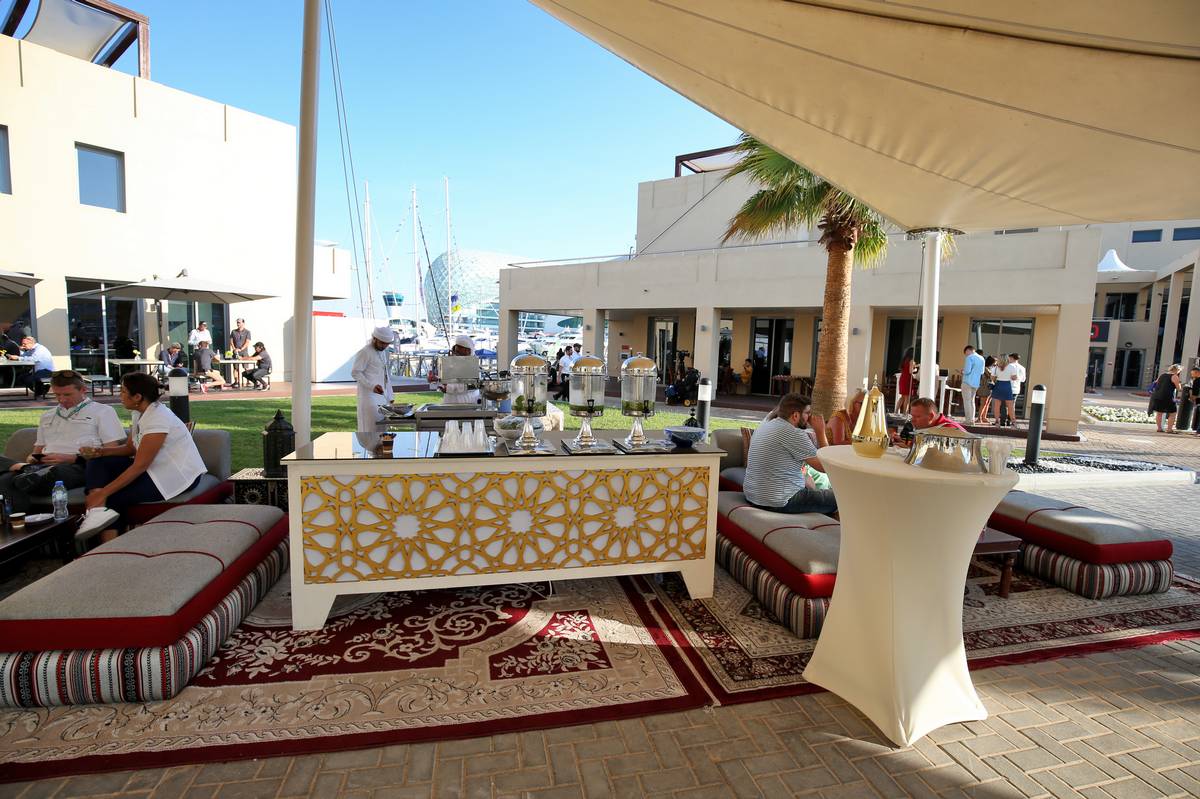 「ビール1杯1500円なんて安っ！」と言ってる人がいそうなパドック