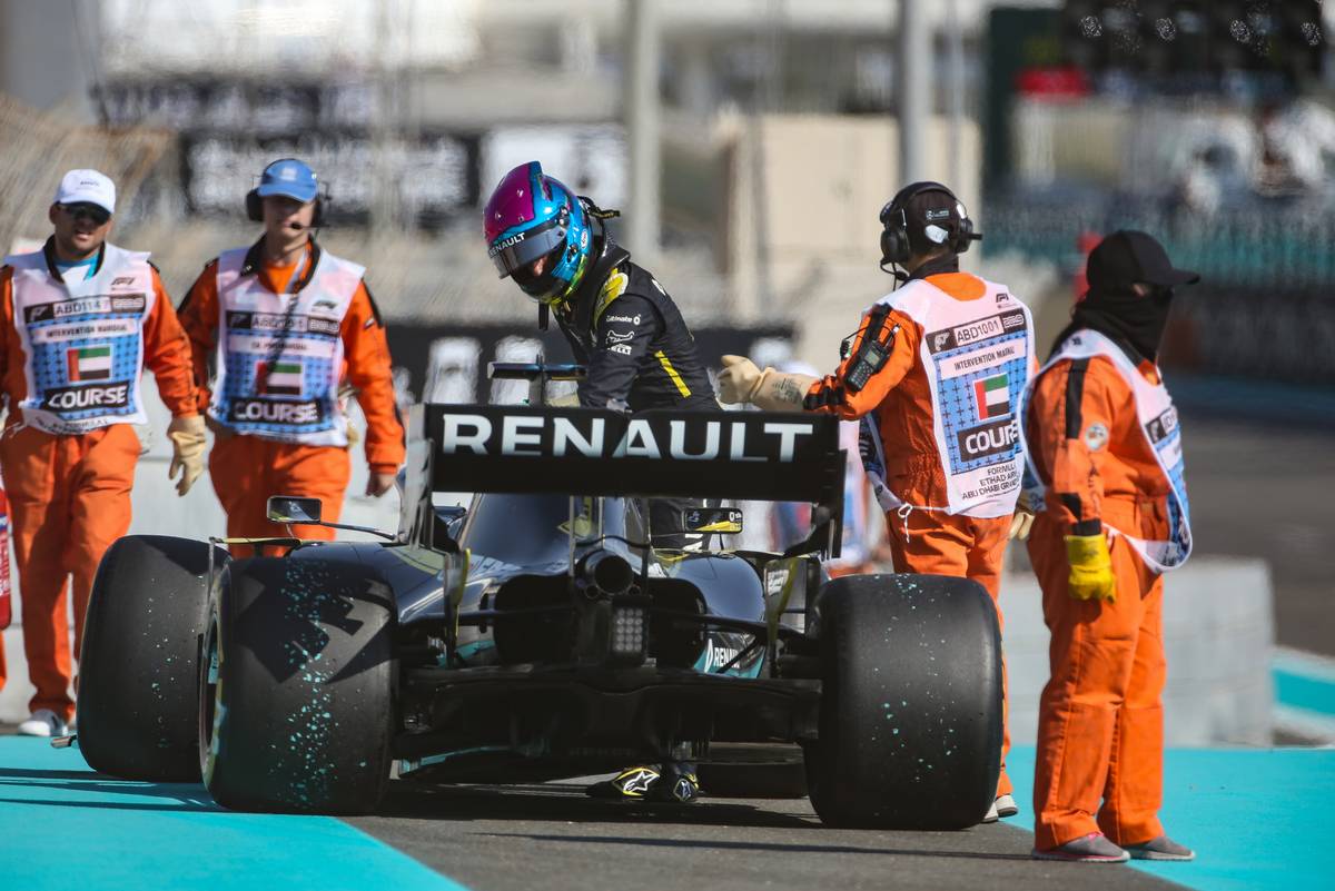 リカルドさんのエンジンブローで直後を走行していたガスリーさんはオイルまみれに