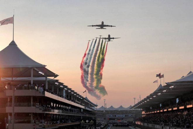 戦闘機と旅客機2機も用意するなんてお金持ち国は違うわね