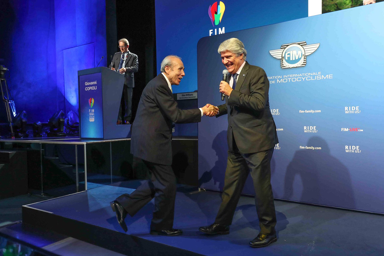 アライヘルメットの代表取締役である新井理夫氏がFIMから『ニコラス・ロディル・デル・バレ・ゴールドメダル』を授与された