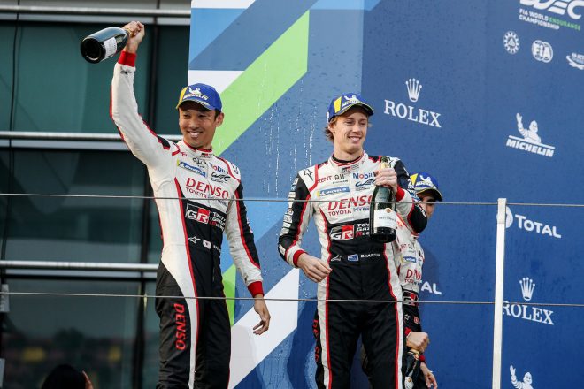 WEC第3戦上海で2位表彰台を獲得した8号車トヨタの中嶋一貴（左）とブレンドン・ハートレー（右）