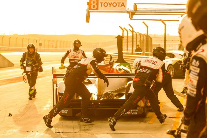 ピット作業を行うTOYOTA GAZOO Racingのクルー