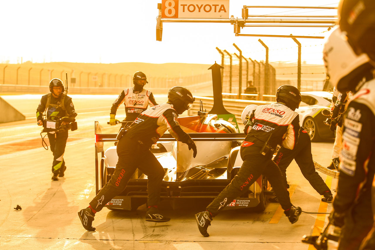 ピット作業を行うTOYOTA GAZOO Racingのクルー