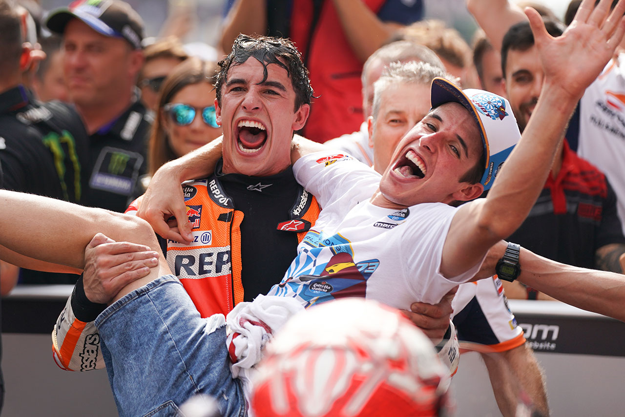 2019年シーズンのMotoGPで2度目の兄弟タイトルを獲得した兄マルクと弟アレックス