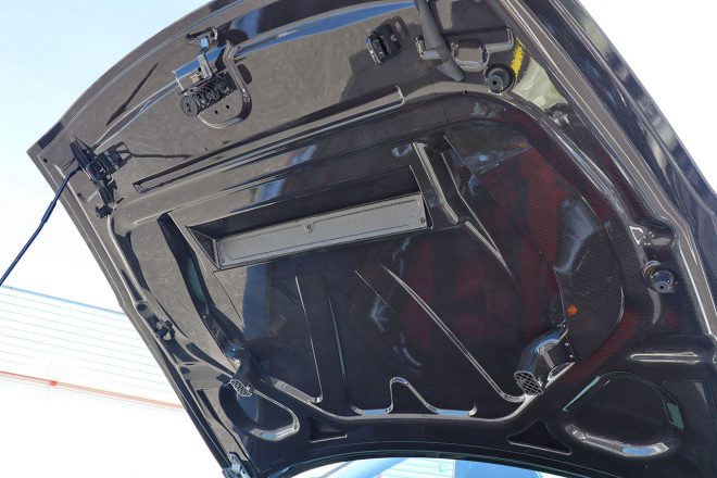 開発中のカーボンボンネット