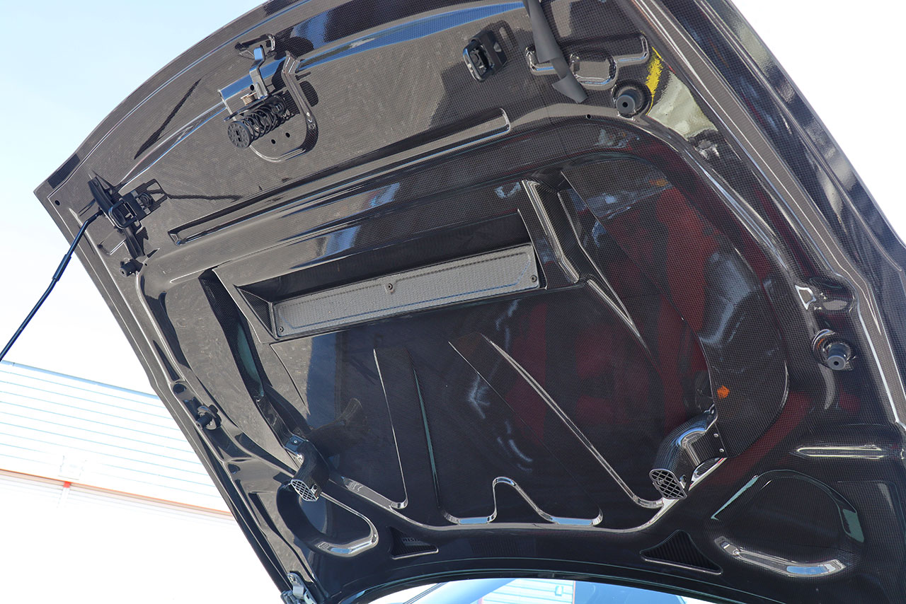 開発中のカーボンボンネット