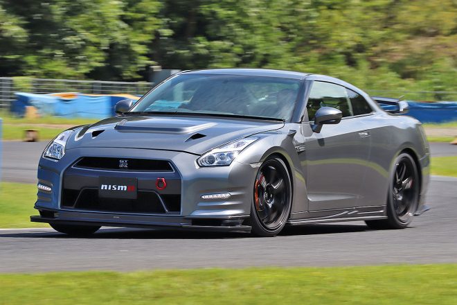 2013年型ニッサンGT-R CLUBMAN RACE SPECをドライブする柳田真孝