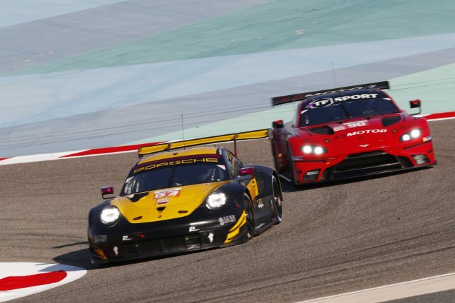 チーム・プロジェクト1の57号車ポルシェ911 RSRと、TFスポーツの90号車アストンマーティン・バンテージAMR