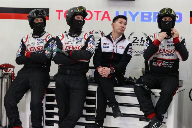 チームメイトの走りを見つめる小林可夢偉