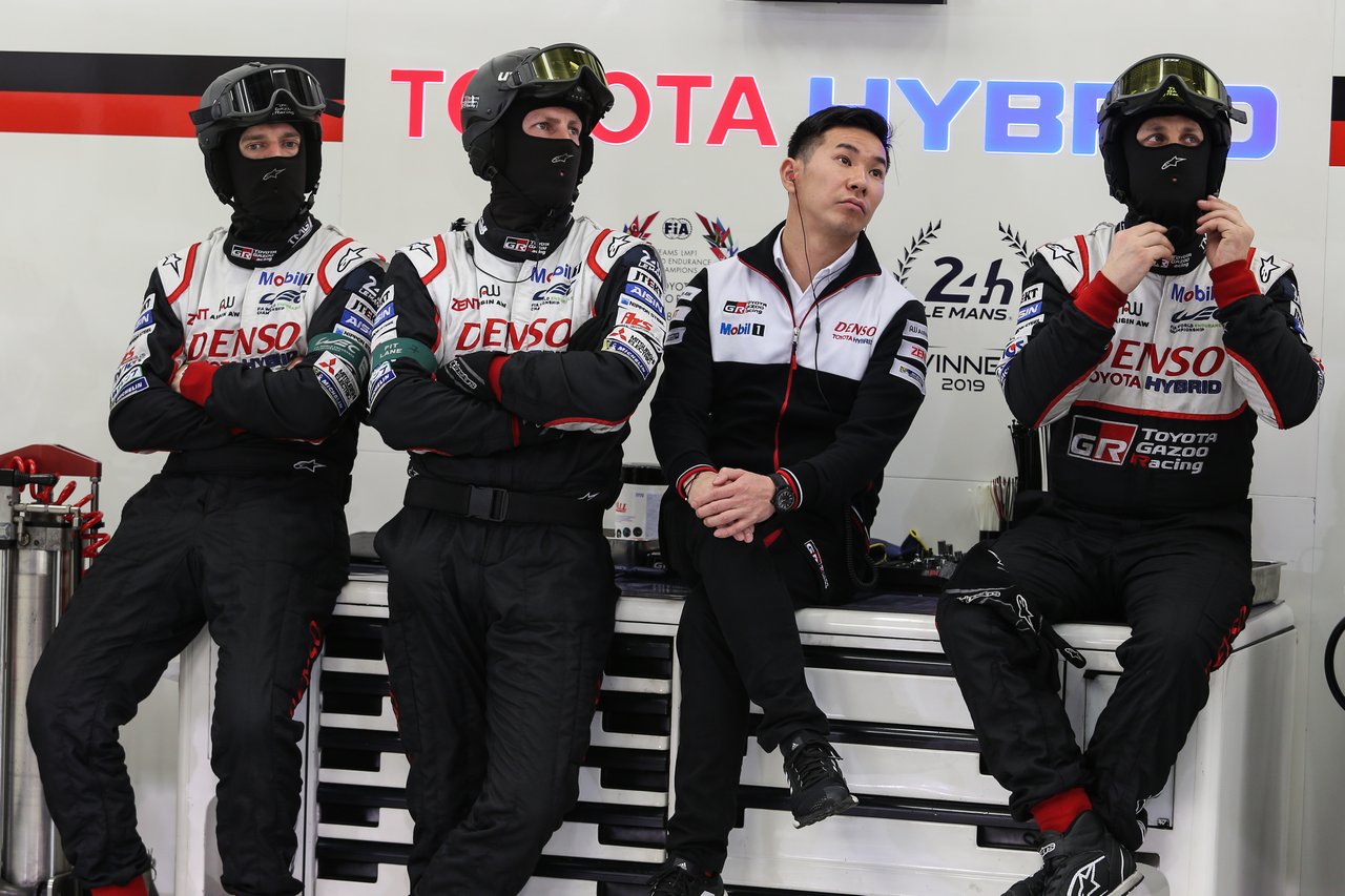 チームメイトの走りを見つめる小林可夢偉