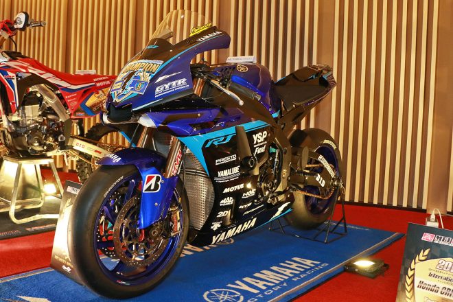 中須賀克行のYZF-R1