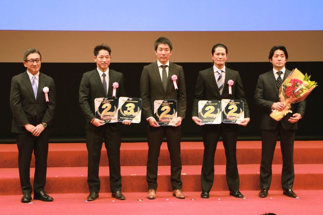 世界選手権参戦功労賞を受賞したFIMトライアル・ディ・ネイションの日本チーム（黒山健一／小川友幸／藤波貴久／小谷桃徹チームマネージャー）