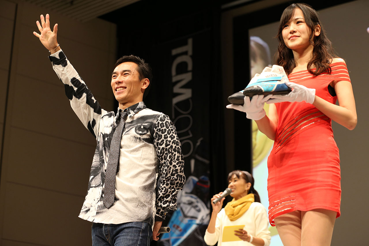 じゃんけん大会で笑顔をみせる佐藤琢磨