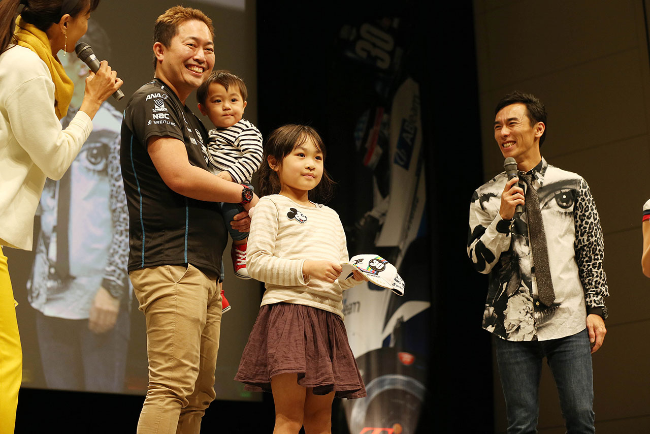 ファミリーで参加する熱烈なファンの姿も